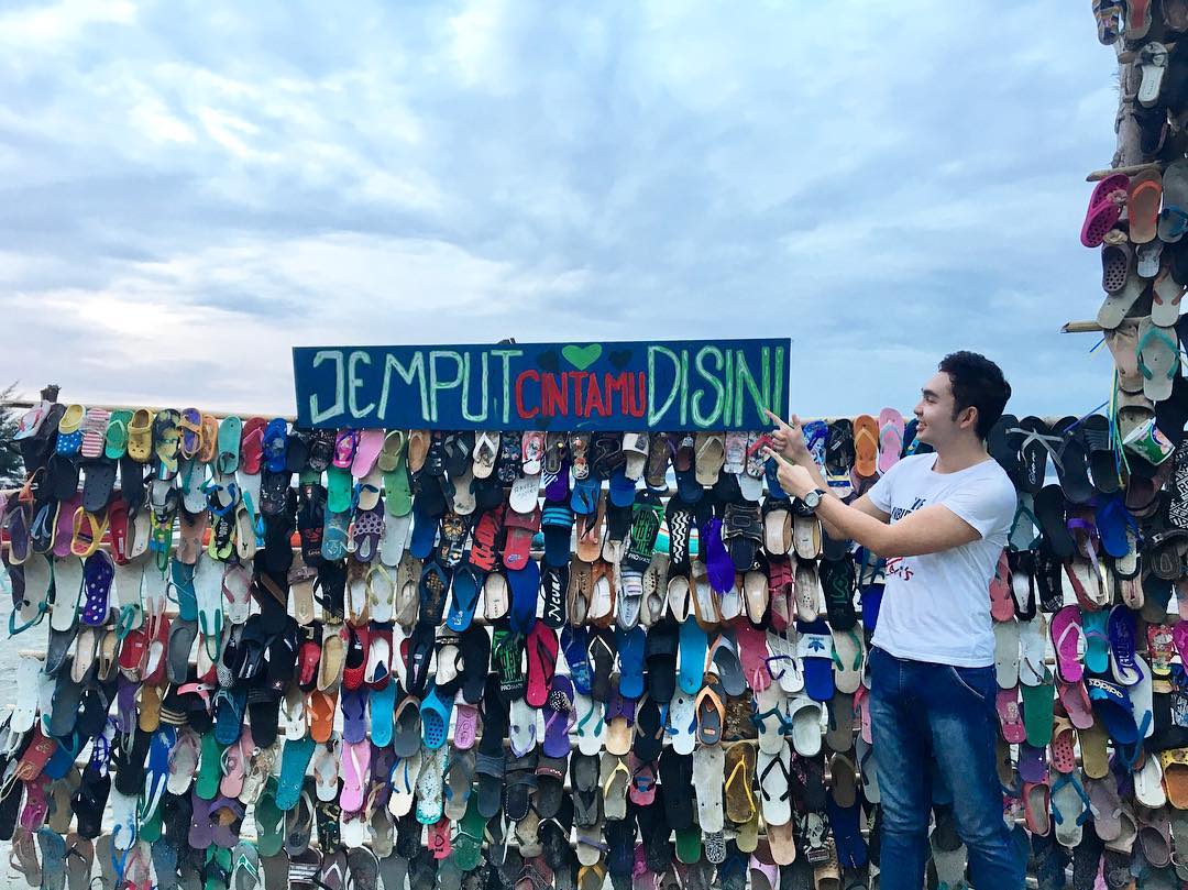 Tradisi Tinggalkan Sandal Demi Bertemu Jodoh di Pantai Sandal Jodoh