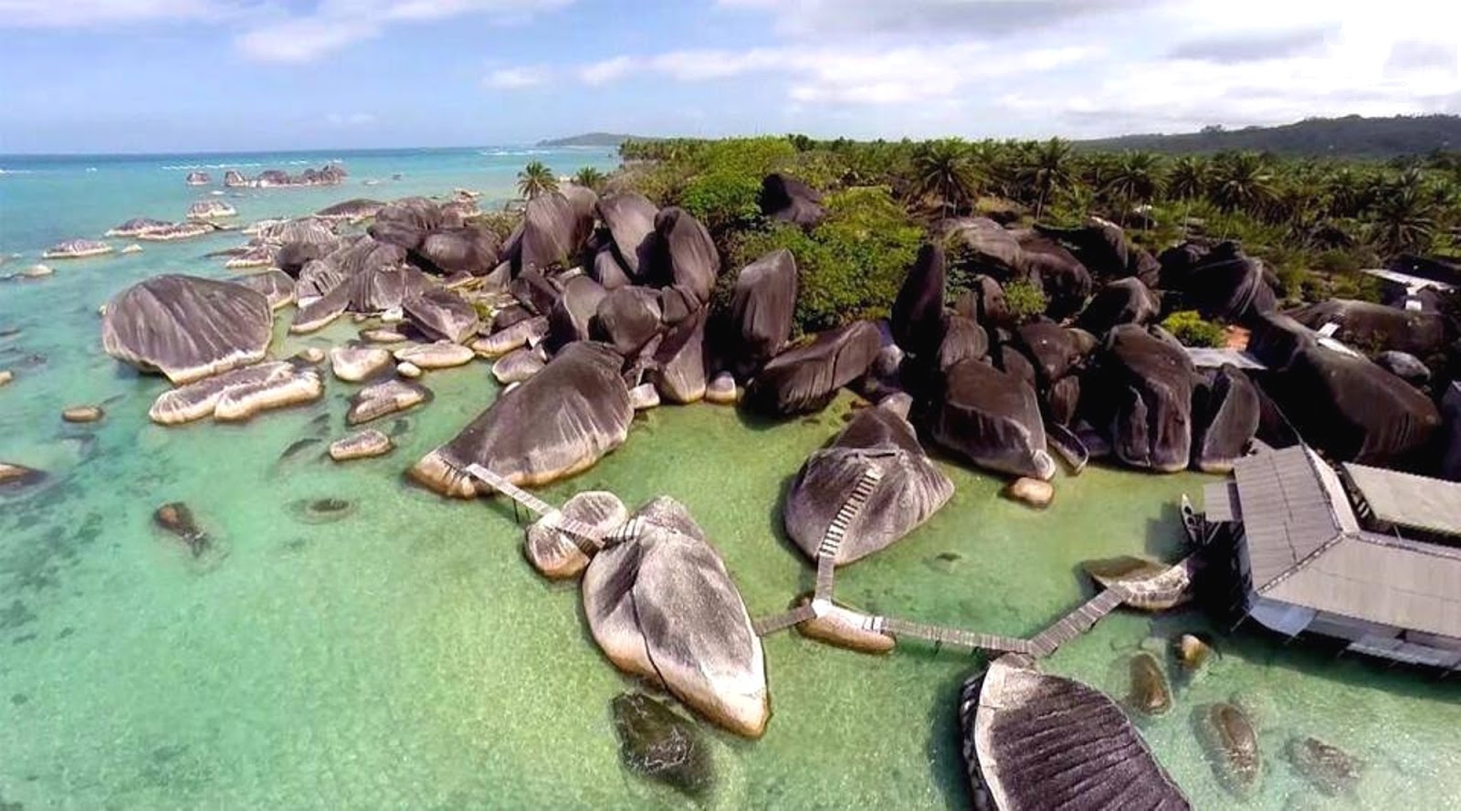 Pemandangan Eksotis Pantai Berpadu dengan Hamparan Batu Granit di Alif Stone Park