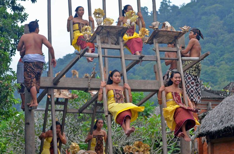 4 Tradisi Unik Daerah Indonesia yang Menggunakan Ayunan Tradisional