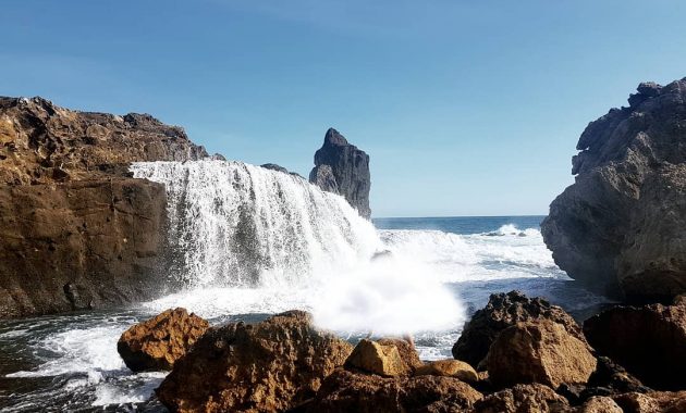 Uniknya Pantai Nambung, Miliki Air Terjun Laut yang Eksotis di Sisi Pantai