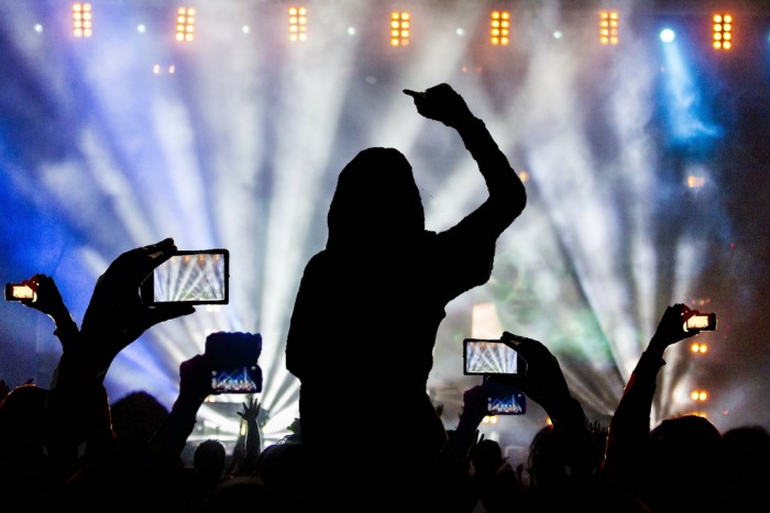 5 Inspirasi Konten Media Sosial Saat Menonton Konser Musik