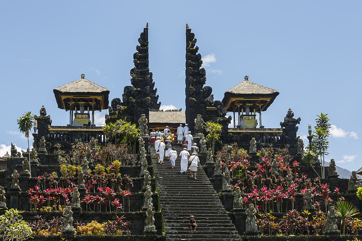 7 Tips Berwisata ke Destinasi Wisata Sakral