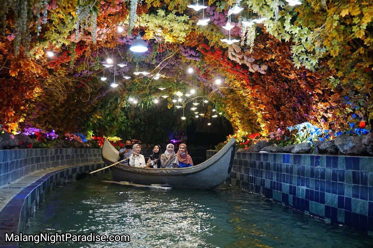 Menyusuri Sungai Ditemani Lampu Cantik di Malang Night Paradise