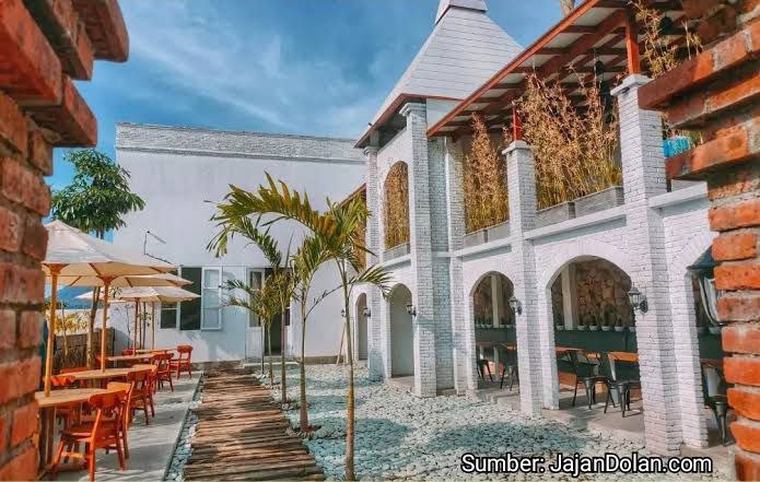Kuliner Ala di Castle dengan View Gunung di Independent Cafe and Village Club Trawas