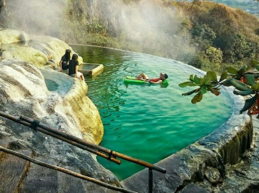 Cocok Untuk Healing, 5 Wisata Pemandian Air Panas di Indonesia
