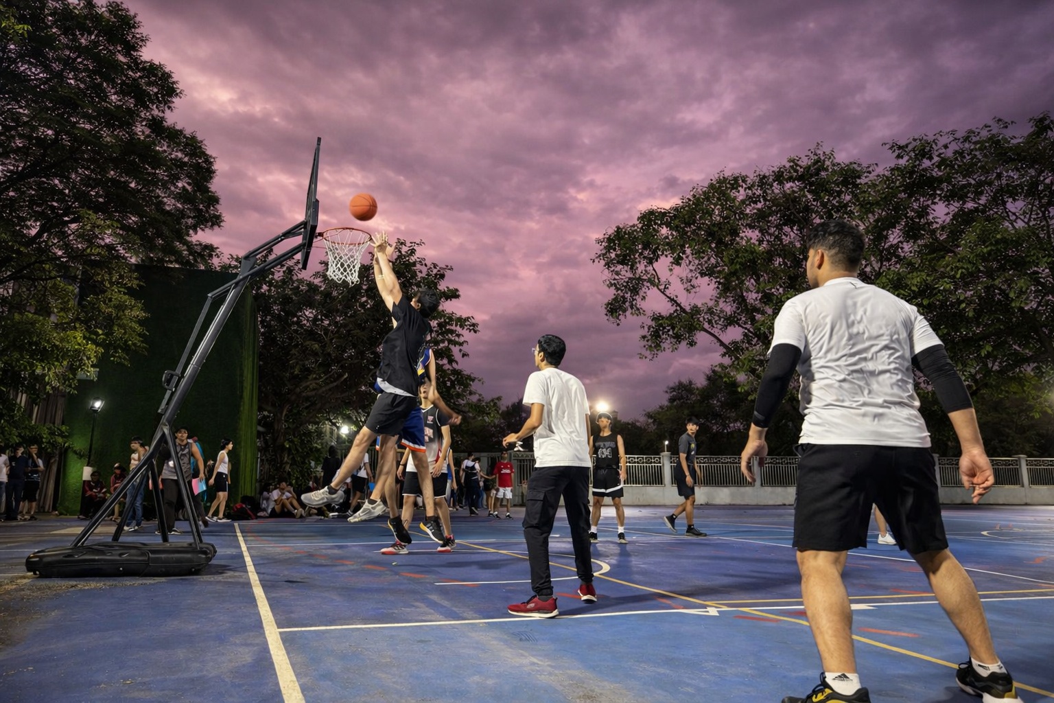 Kenapa Banyak Orang Betah Main Basket di Lapangan Kompleks