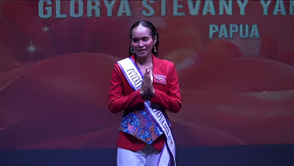 Puteri Indonesia Papua 2026 Glorya Stevanny Curi Perhatian, Lolos Top 20 Motion Challenge Speech
